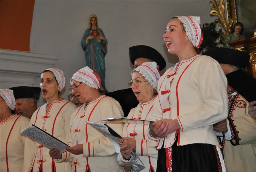 Folklórna skupina LIMBORA z Prečína oslavuje 15 rokov založenia