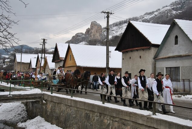 Fašiangy v okrese - Cerveny kamen tahanie vrby fasiang2013 34 