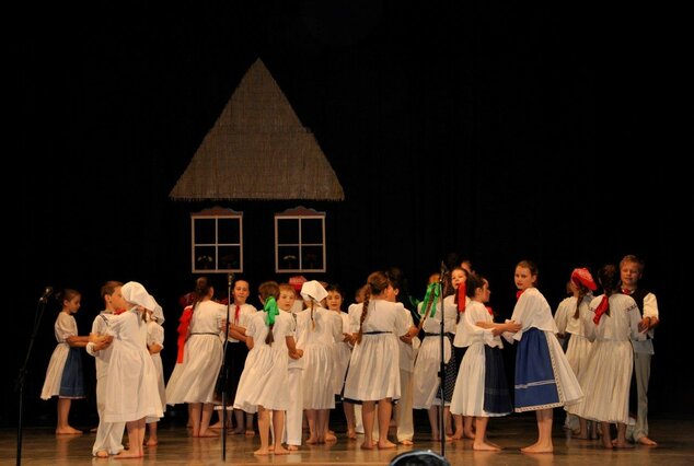 Krajská súťaž detských folklórnych súborov - ZEMIANSKE KOSTOLANY KRAJSKA SUTAZ DFS 2015 (8)