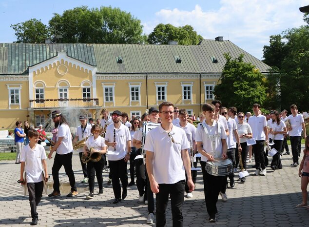 Oddychovka 2024, celoštátne kolo - nedeľa (sprievod, koncert, vyhodnotenie) - Oddychovka, Led. Rovne 2024 koncert (28)