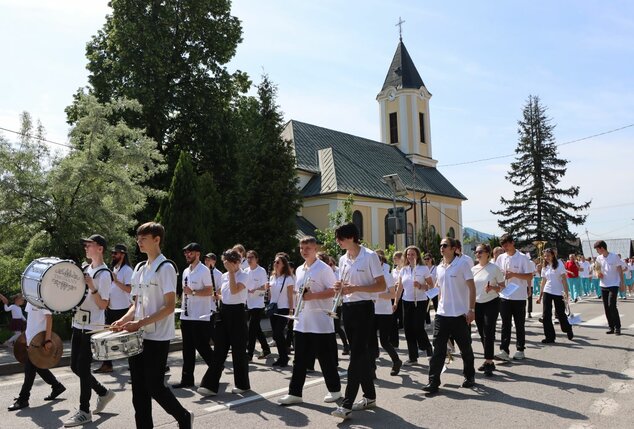 Oddychovka 2024, celoštátne kolo - nedeľa (sprievod, koncert, vyhodnotenie) - Oddychovka, Led. Rovne 2024 koncert (32)