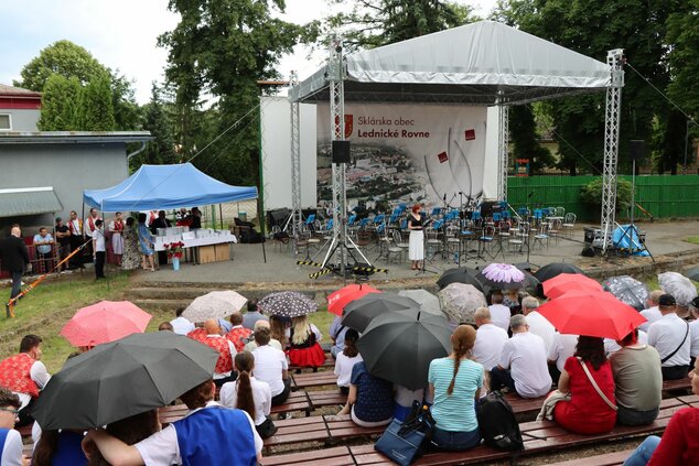 Oddychovka 2024, celoštátne kolo - nedeľa (sprievod, koncert, vyhodnotenie) - Oddychovka, Led. Rovne 2024 koncert (48)