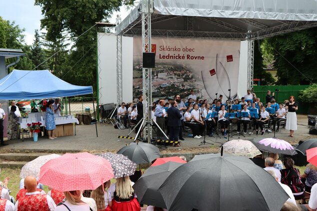 Oddychovka 2024, celoštátne kolo - nedeľa (sprievod, koncert, vyhodnotenie) - Oddychovka, Led. Rovne 2024 koncert (55)