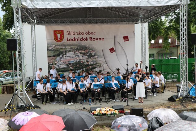 Oddychovka 2024, celoštátne kolo - nedeľa (sprievod, koncert, vyhodnotenie) - Oddychovka, Led. Rovne 2024 koncert (59)