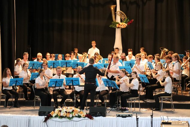 Oddychovka 2024, celoštátne kolo - nedeľa (sprievod, koncert, vyhodnotenie) - Oddychovka, Led. Rovne 2024 koncert (64)